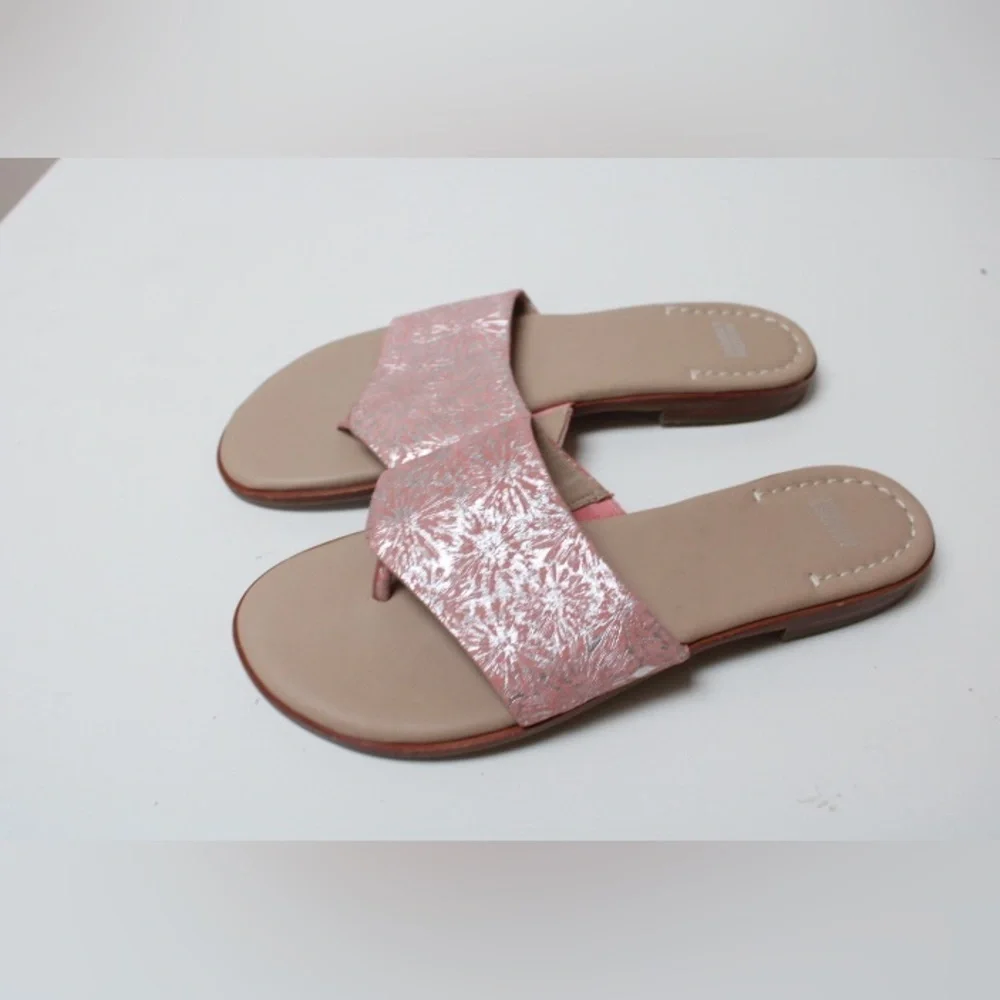 NWOT Johnston & Murphy pink embossed sandals
